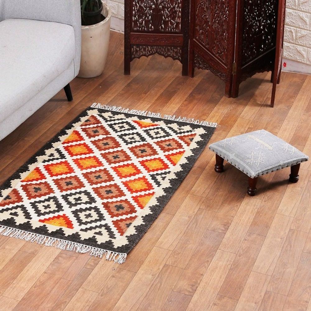 Handloomed Diamond-Patterned Alabaster and Black Wool Rug 'Paradise Enchantment'